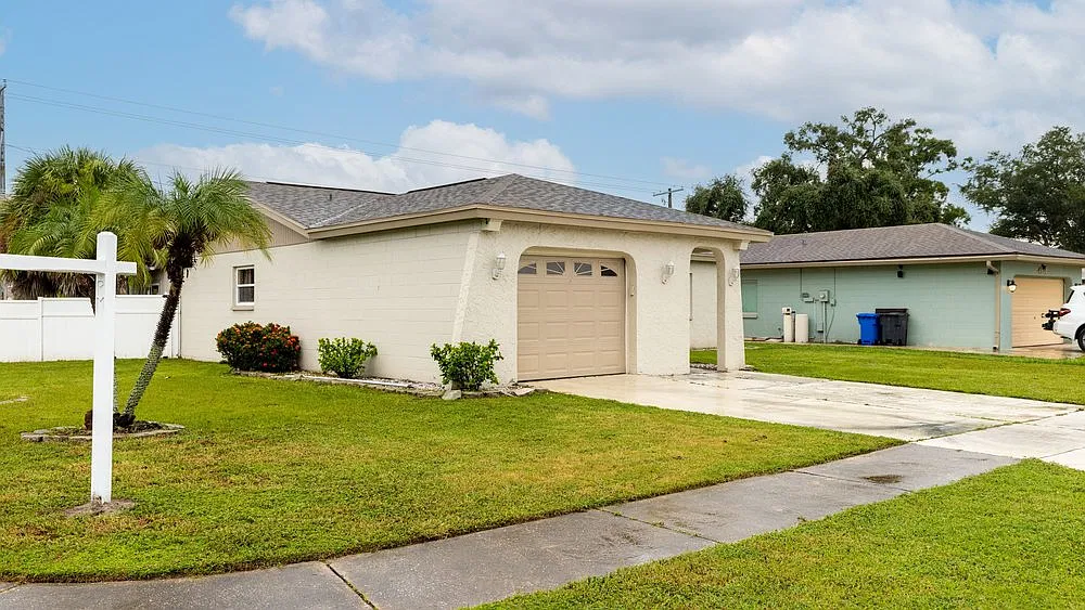 4 bed, 1599 sqft, $2,550 — Photo 3