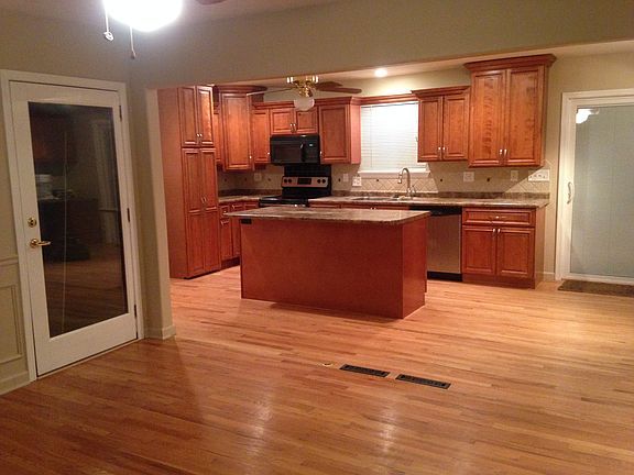 2nd image of 3 Sharon Ct