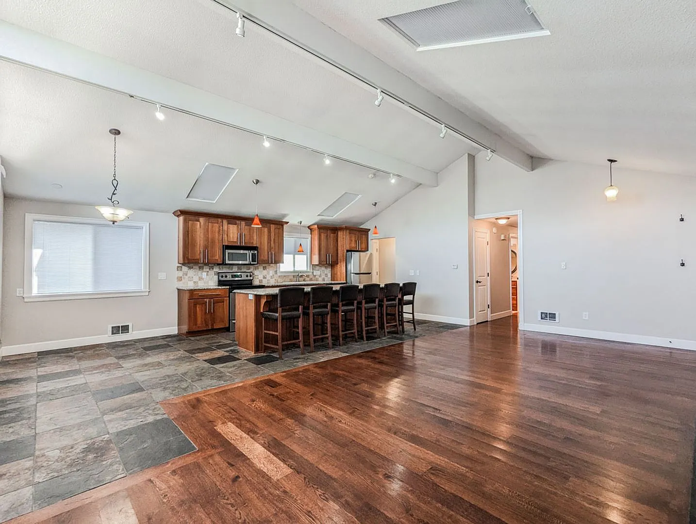 Charming 3 bed, 2 bath Lake Goodwin rambler! — Photo 4