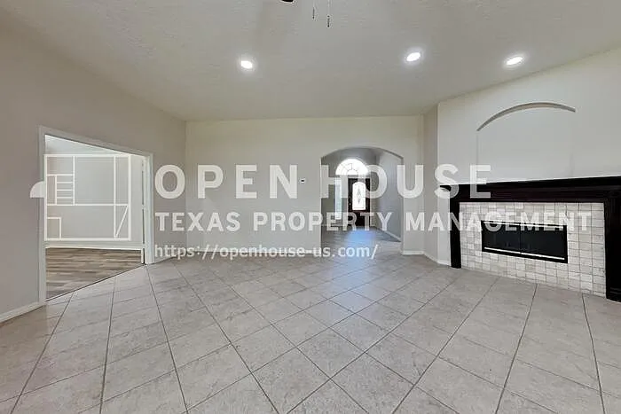 4 bed, 2.0 bath, 2518 sqft, $2,525 — Photo 3