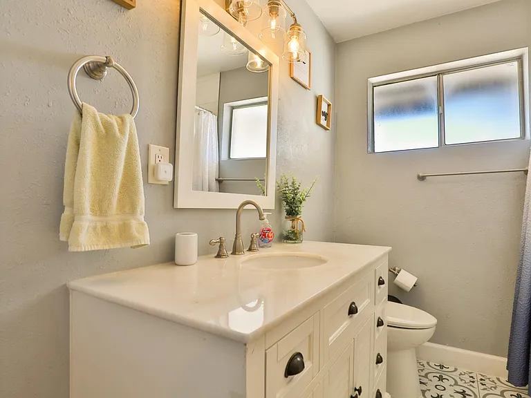W Jasmine St — Photo 2
