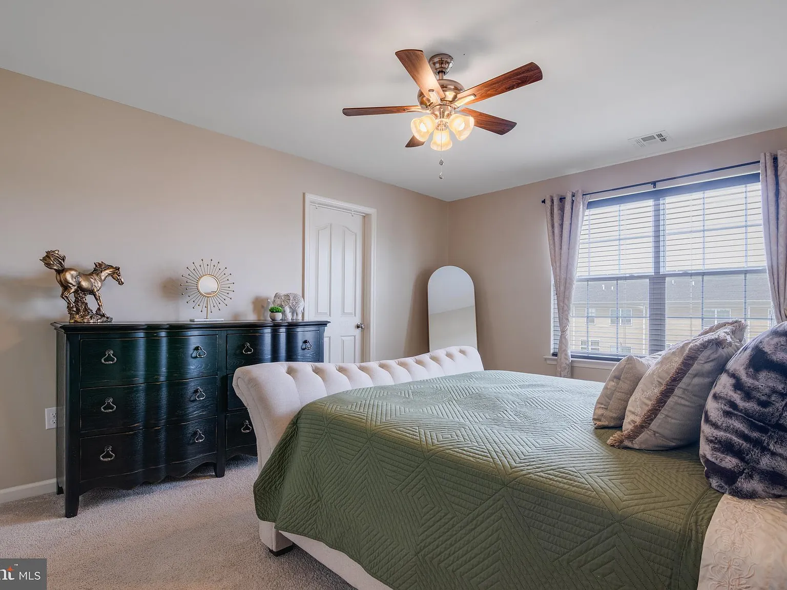 3 bed, 4.0 bath, 2144 sqft, $3,100 — Photo 1