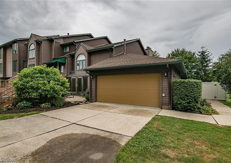 1st image of 127 Fox Hollow Ct