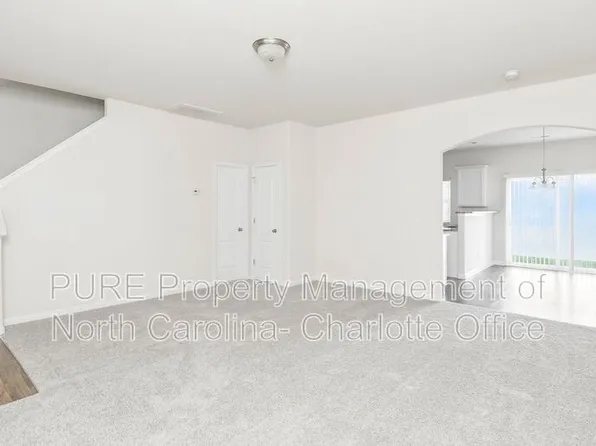 6008 Vista Woods Ln, Charlotte, NC 28215