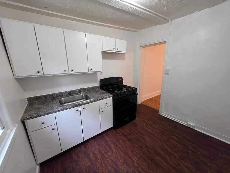 916 N Spruce St — Photo 6