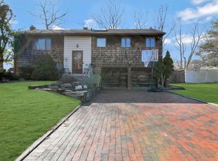 6 Woodcliff Rd, Islip Terrace, NY 11752