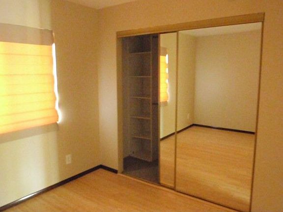 Master w mirrored closet 