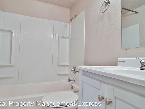 5th image of 3225 N Lewis Ave #3510679
