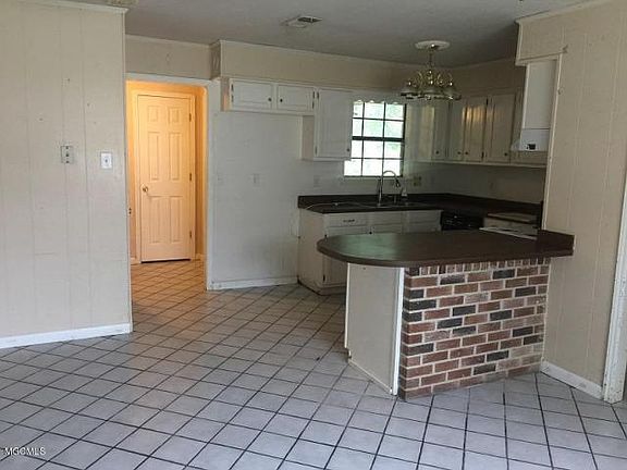 3rd image of 395 Nancy Dr