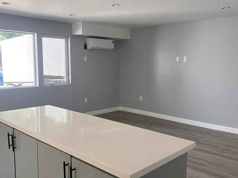 1124 E 45th St — Photo 1