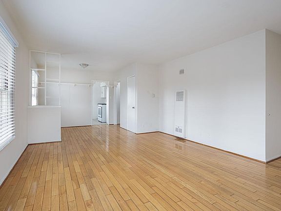 4th image of 12311 Oxnard St APT 4