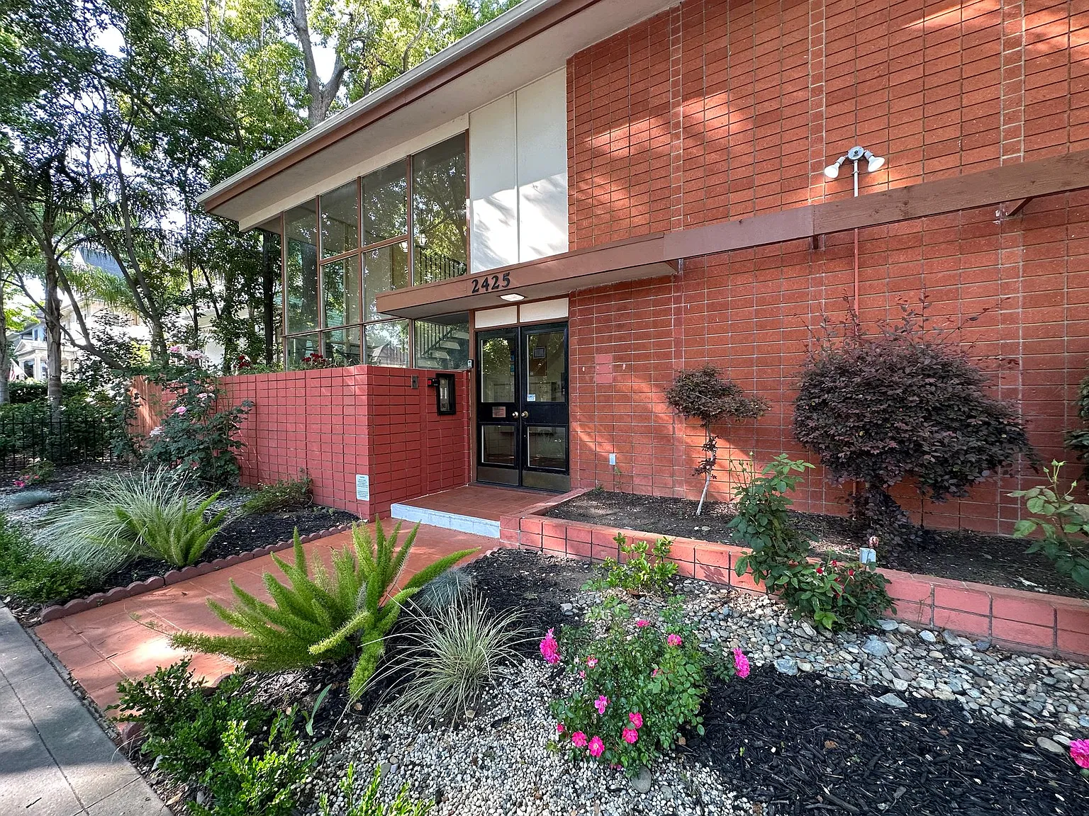 2425 Capitol Avenue — Photo 4