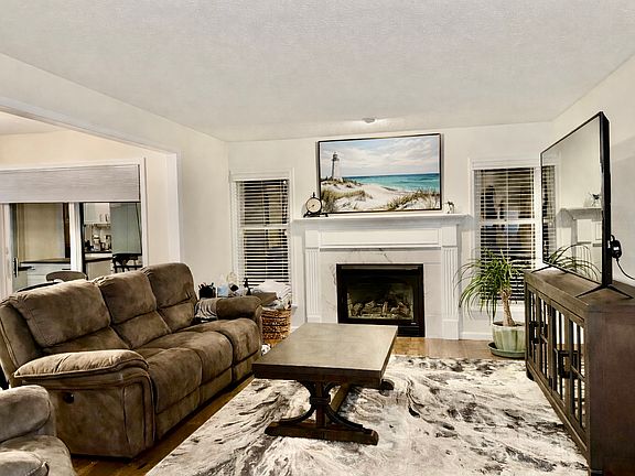 3rd image of 317 Meadowlark Ln
