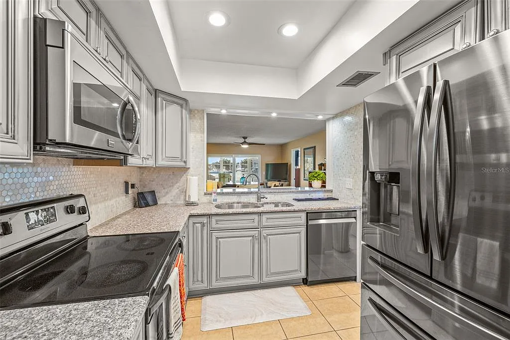 2 bed, 956 sqft, $2,400 — Photo 1