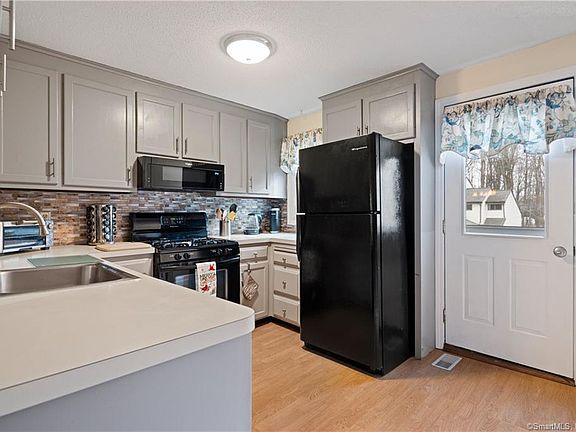 3rd image of 12 Oak Forest Dr #5