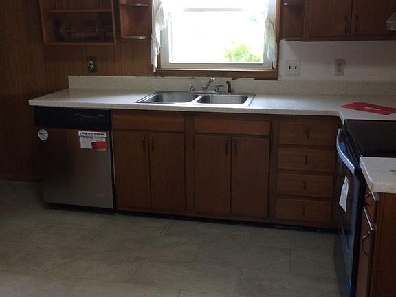 3rd image of 805 Hinton Dr