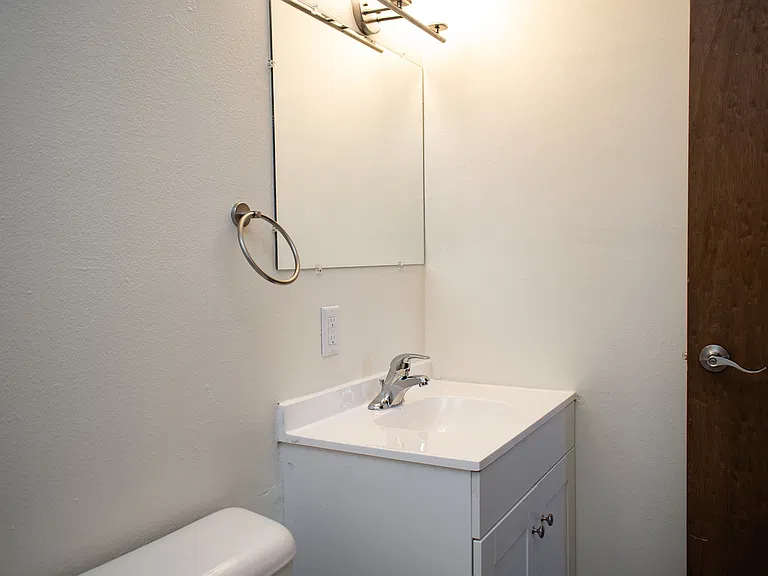 2 Bed / 1 Bath - 1,000 SF - Bathroom