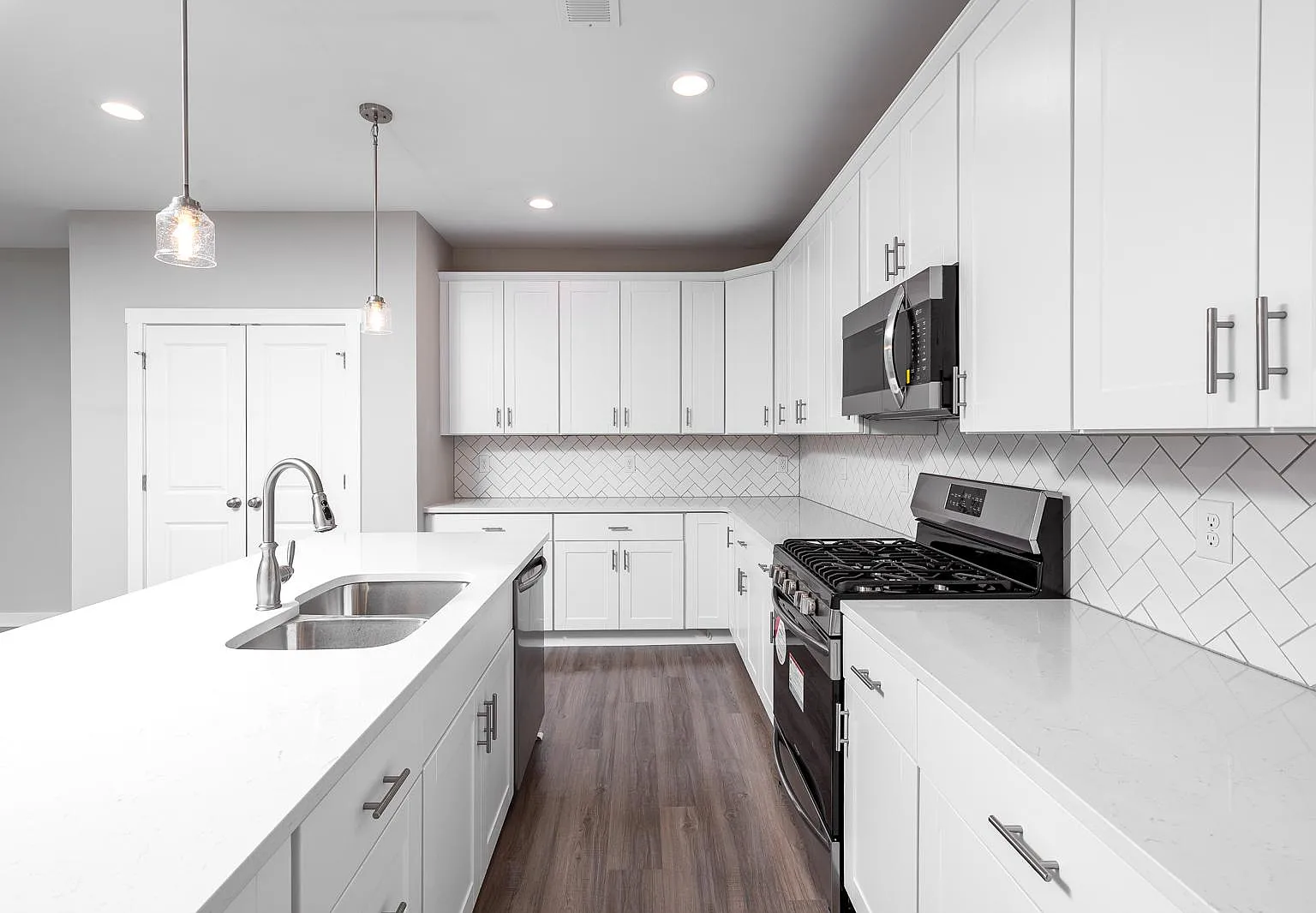 3 bed, 2.5 bath, 2156 sqft, $2,500 — Photo 2