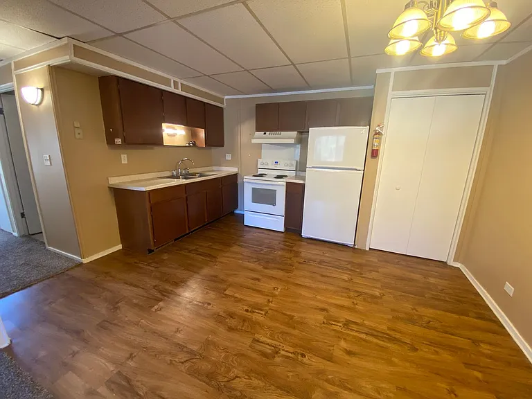 605 N Clark St — Photo 5