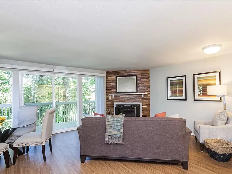 340 SE Donnelly Ln — Photo 4