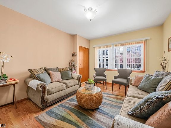 4th image of 172 Chestnut St