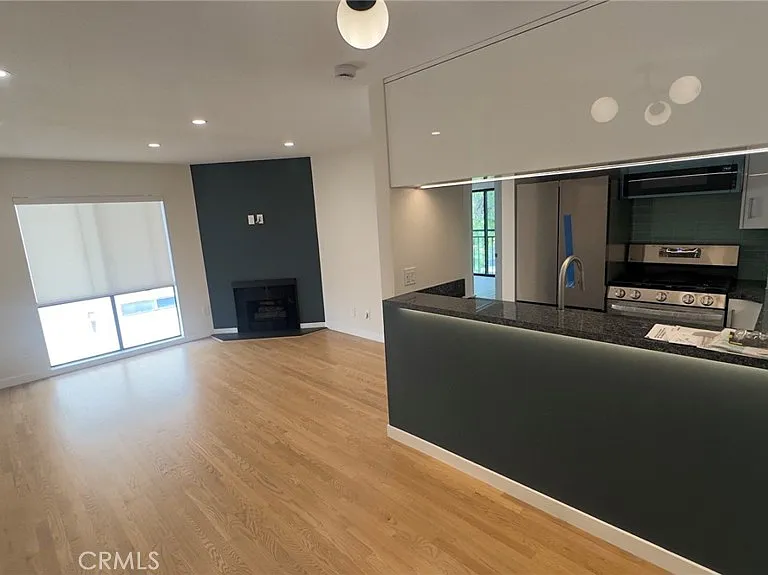 1211 N Columbus Ave — Photo 2