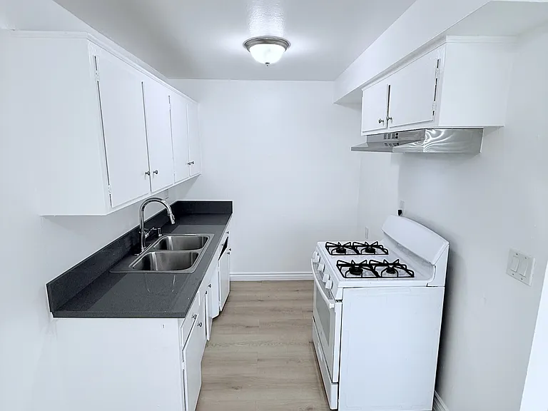 1139 Gardenia Ave #10 — Photo 3