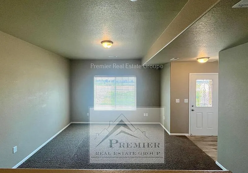 3 bed, 2.5 bath, 1606 sqft, $2,050 — Photo 3