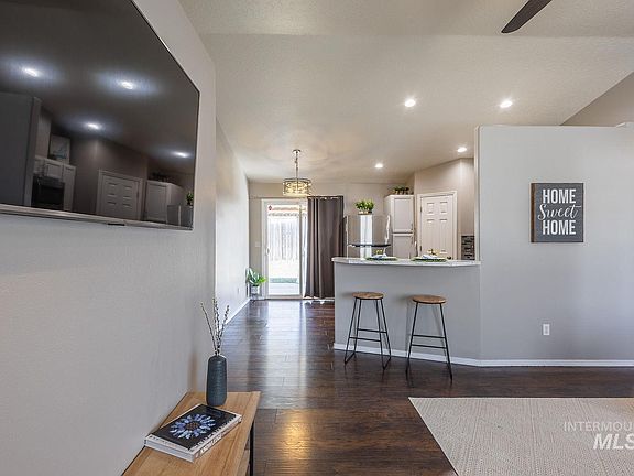 4th image of 1623 Crest Ave
