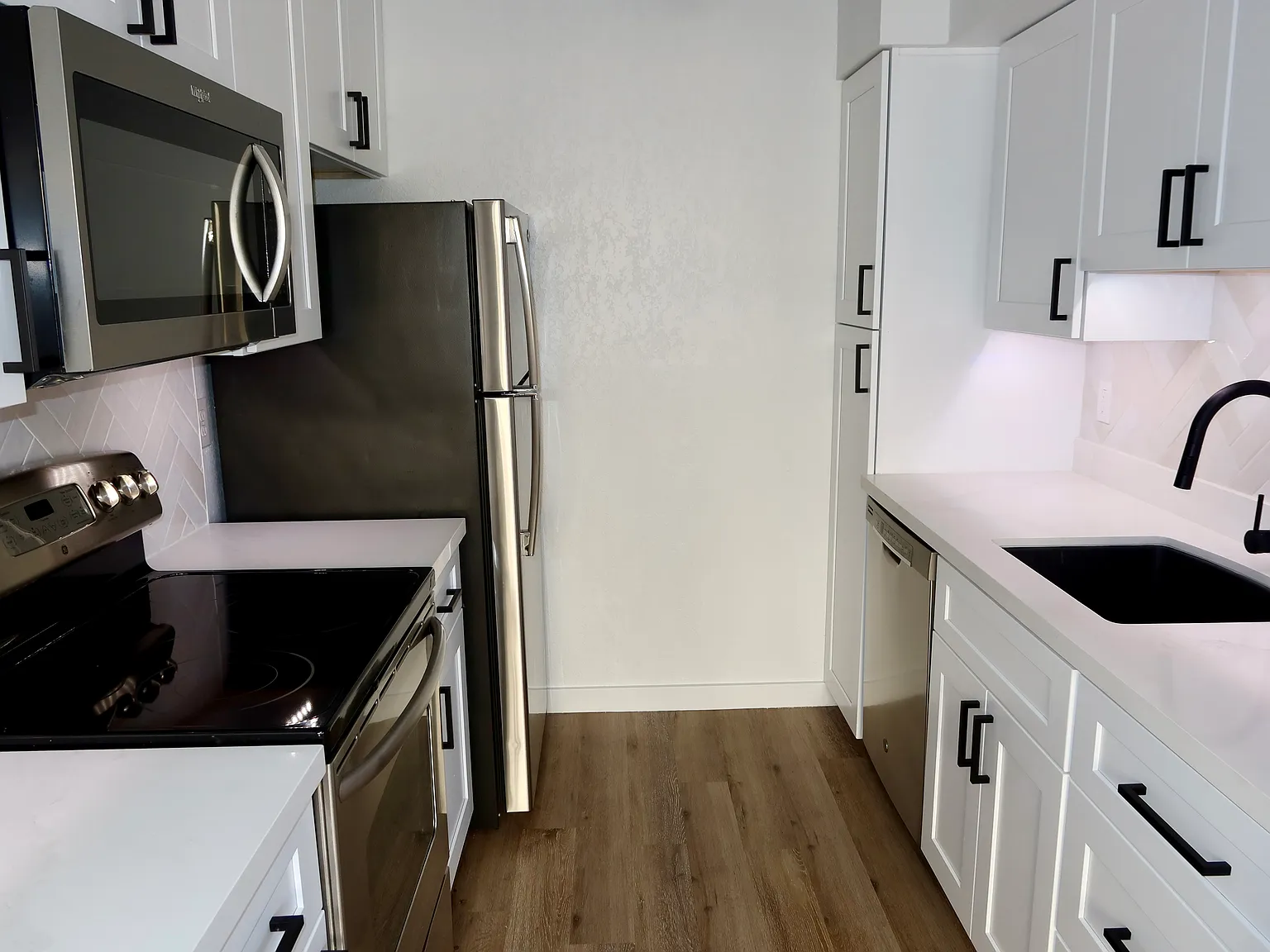 2 bed, 955 sqft, $2,400 — Photo 3
