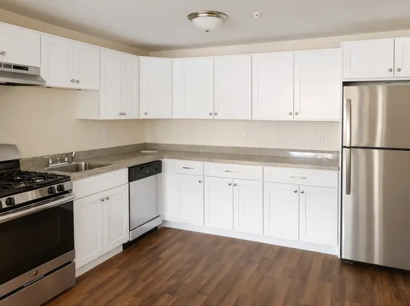 361 Hildreth St APT 24, Lowell, MA 01850