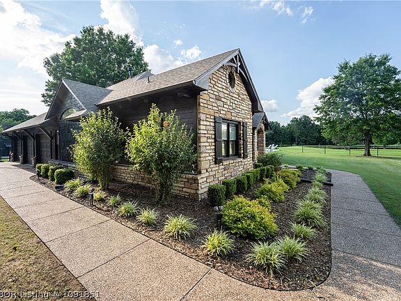 2nd image of 4545 Spring Mountain Rd