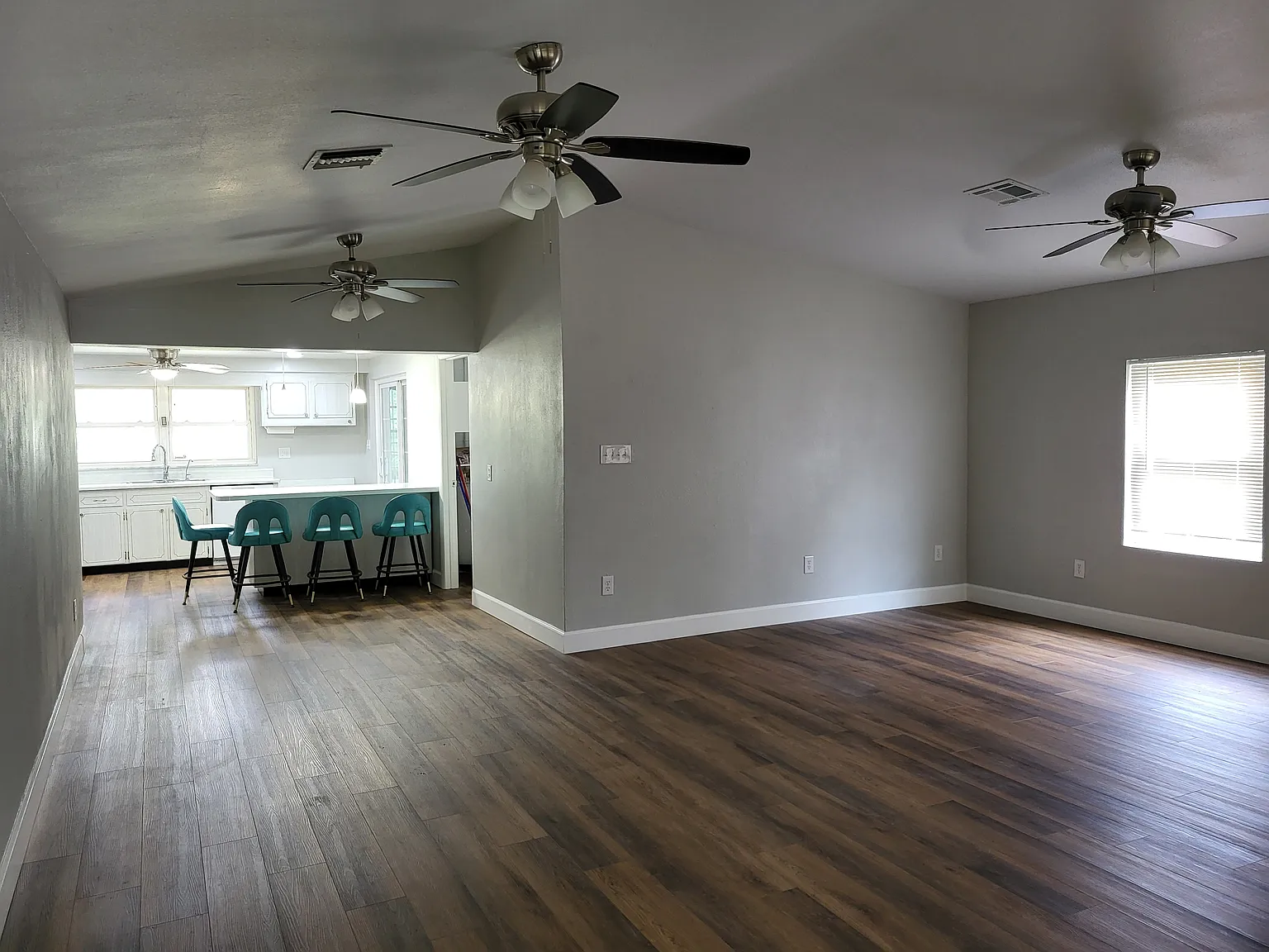 10215 Cliff Cir — Photo 4