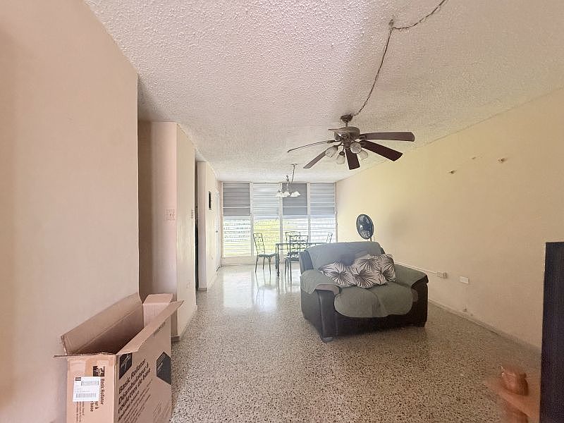 2nd image of Urb Levittown Lakes La Rosaleda 2 Re 17 Calle Cund