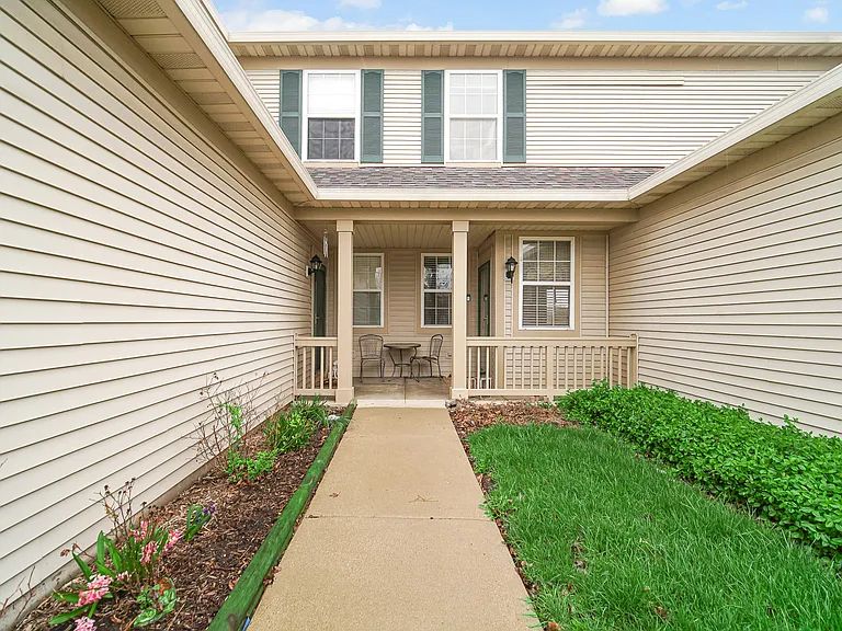 1882 N Wentworth Cir — Photo 12