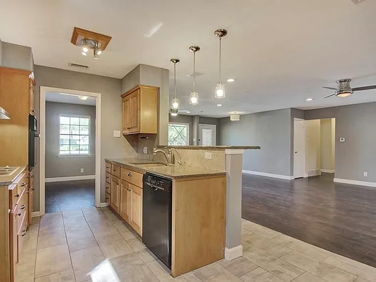 3212 Golfing Green Dr — Photo 6