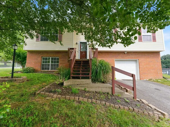 32 Woodside Ln, Bridgeport, WV 26330