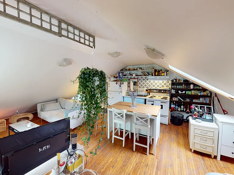 219 Bathurst St #3 — Photo 3