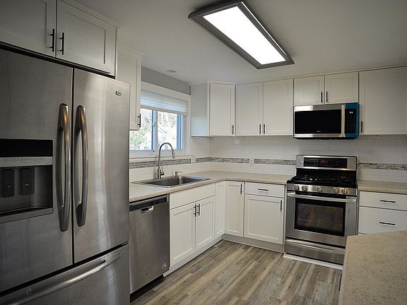 2nd image of 79 Royal Pkwy W