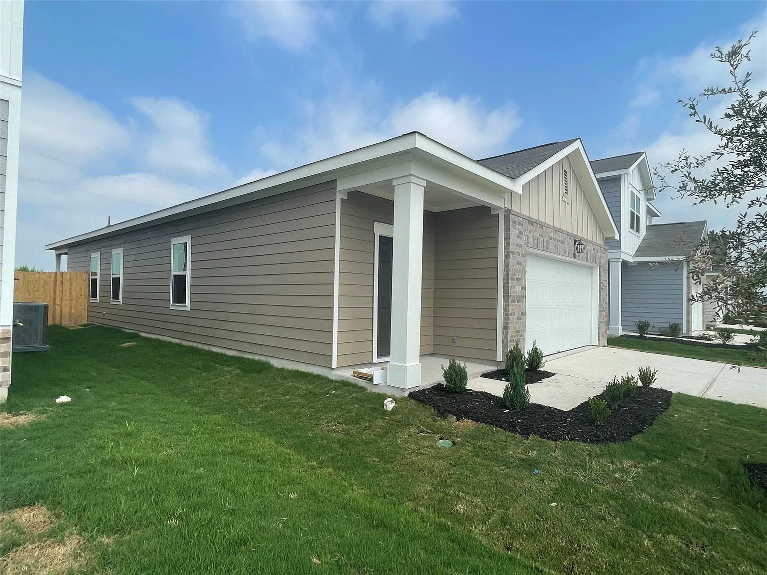 3 bed, 2.0 bath, 1401 sqft, $1,800 — Photo 2