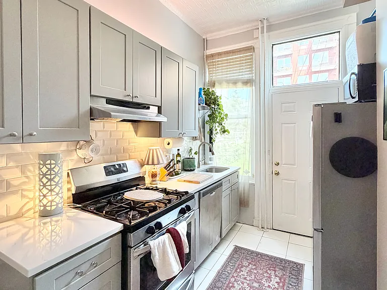 31 Goodwin Pl #1 — Photo 18