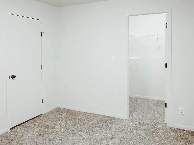 370 E Court St #2R — Photo 11