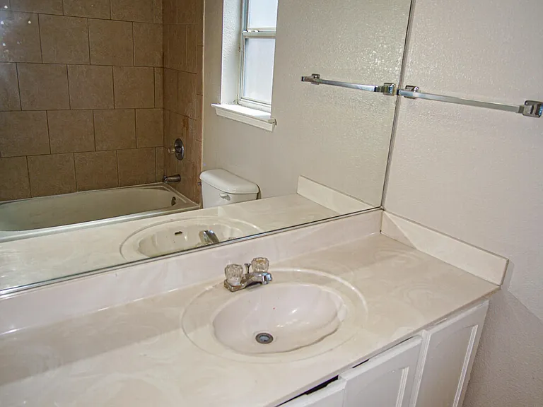 528 Green Village Ct #B — Photo 20