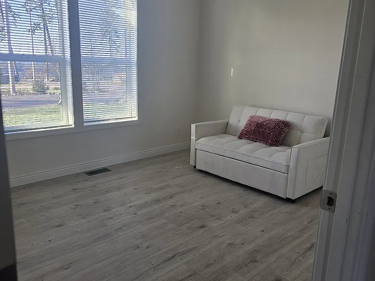 Laurel Dr — Photo 2