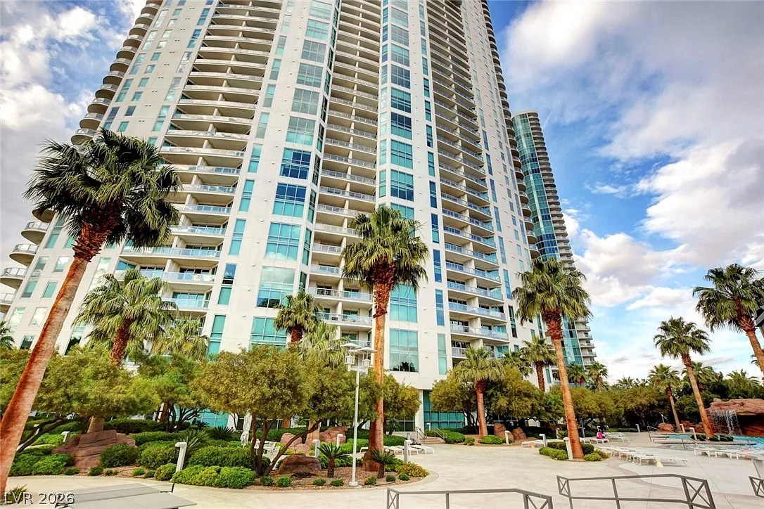 1 bed, 1.5 bath, 814 sqft, $2,140 — Photo 1