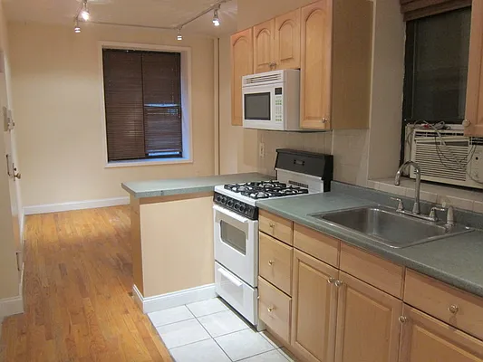 Rented by Chartwell Manhattan Realty | media 19