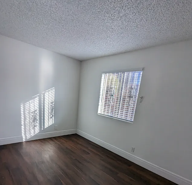 3 bed, 3944 sqft, $1,500 — Photo 2