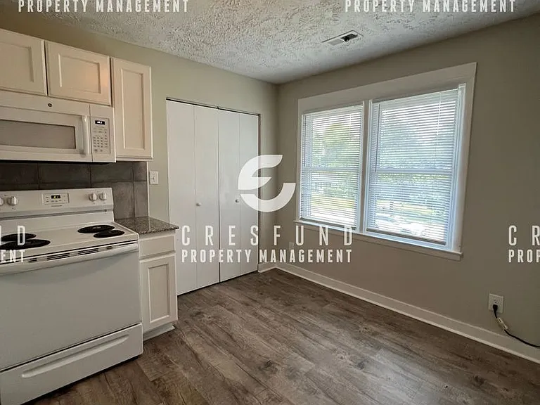 2nd Floor Spacious & Updated 1 Bed, 1 Bath Apartment — Photo 10