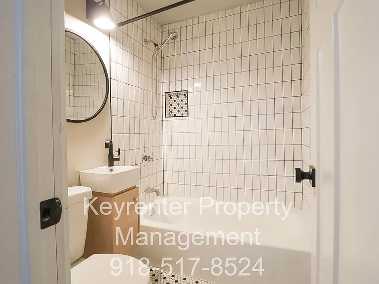 E Independence St Fourplex — Photo 11