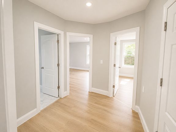 5th image of 200 Hansbury Ave #1C